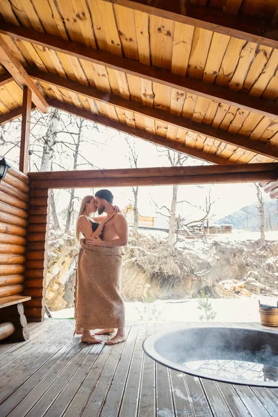 Casal fica perto de uma cuba de água — Fotografia de Stock