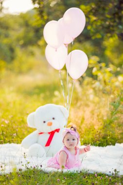 Kız battaniyeye oturuyor.