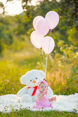 Kız battaniyeye oturuyor.