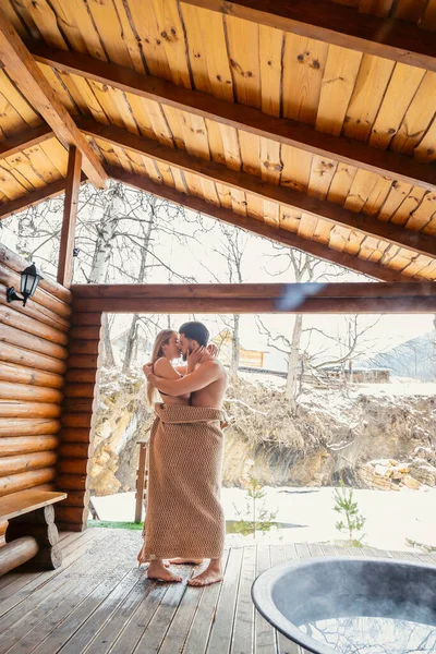 Pareja se encuentra cerca de una cuba de agua —  Fotos de Stock