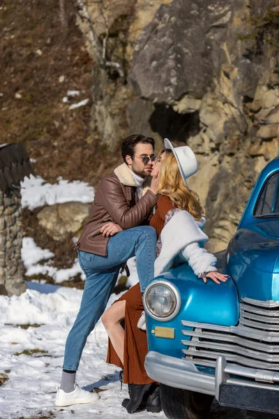 Couple embrasser près de la voiture — Photo