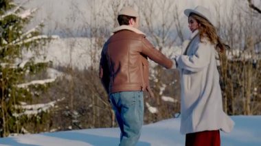 Doğada yürüyen çift