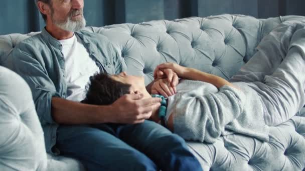 Aged couple sitting on the couch — Stock Video