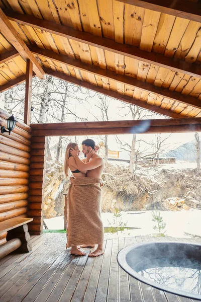 Pareja se encuentra cerca de una cuba de agua —  Fotos de Stock