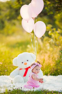 Kız battaniyeye oturuyor.