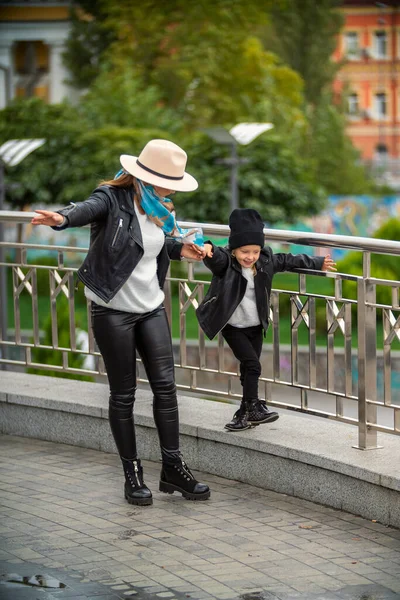 Mama i córka spacerują po mieście — Zdjęcie stockowe