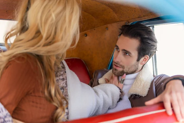 Koppel zit op de achterbank van een auto — Stockfoto