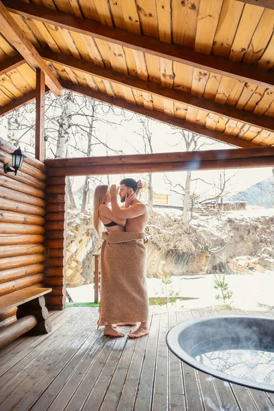 Pareja se encuentra cerca de una cuba de agua —  Fotos de Stock