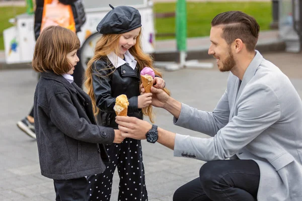 Man geeft ijs aan kinderen — Stockfoto