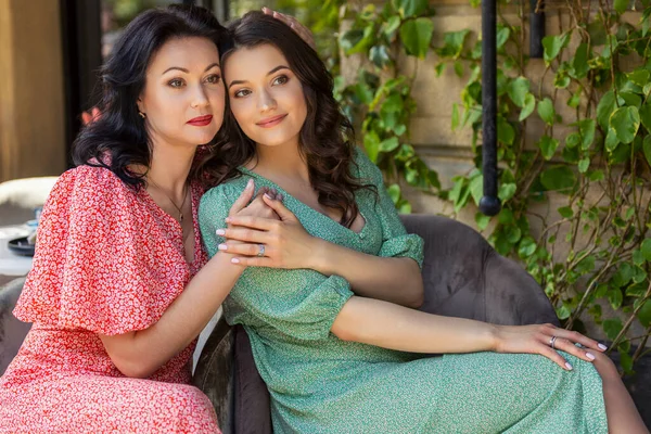 Mamma e figlia si siedono a tavola — Foto Stock