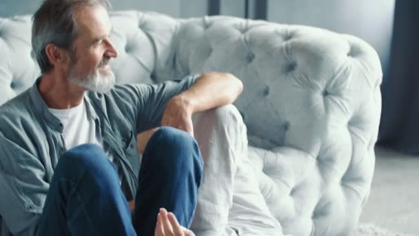 Pasangan tua duduk di dekat sofa — Stok Video