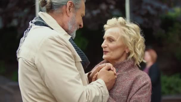 Una pareja de ancianos caminando por la ciudad — Vídeos de Stock