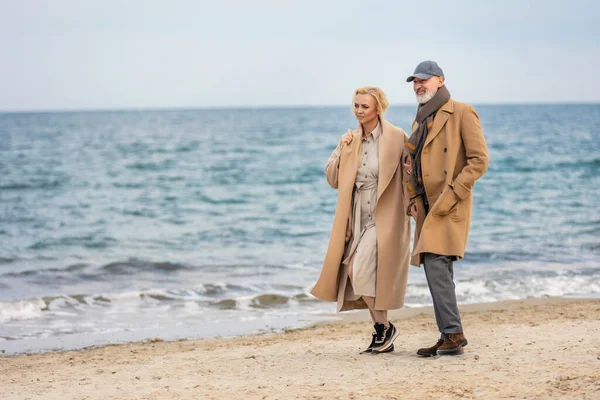 Pareja de ancianos caminando por el mar —  Fotos de Stock