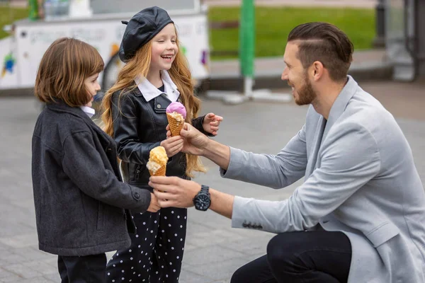 Man geeft ijs aan kinderen — Stockfoto