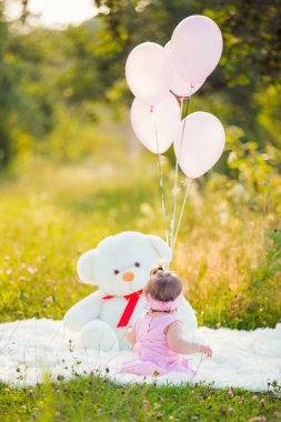 Kız battaniyeye oturuyor.