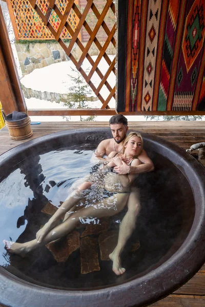 在桶里洗澡的年轻夫妇 — 图库照片