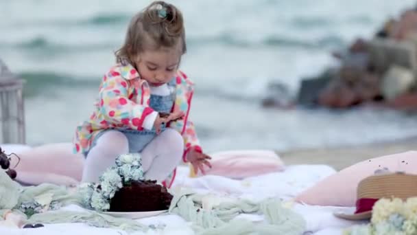 Dítě pojídá dort rukama — Stock video
