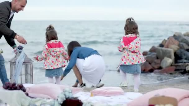 Keluarga beristirahat di dekat laut — Stok Video