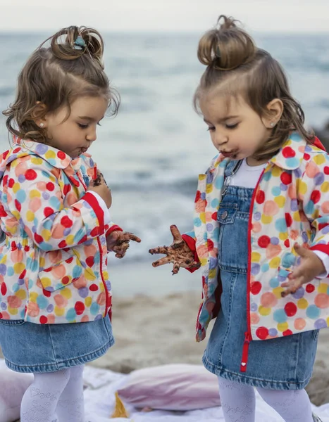 Enfants manger gâteau couvert de chocolat — Photo