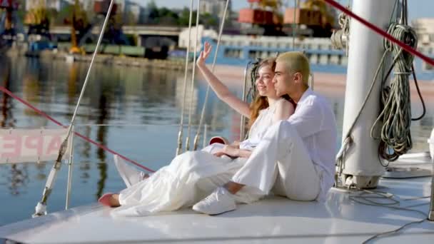 Couple sitting on a yacht — Stock Video