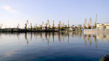 Limandaki sanayi turnaları