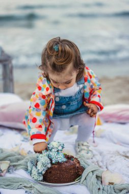 Çocuk elleriyle pasta yiyor.