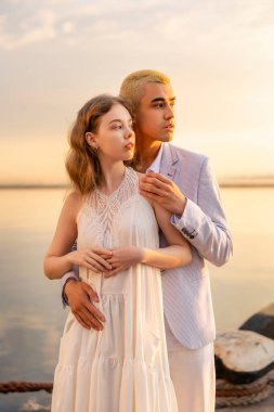 Limandaki genç çift.