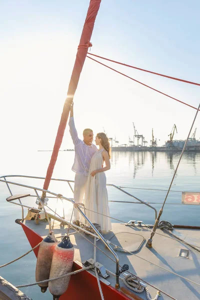 Un couple est sur un yacht — Photo