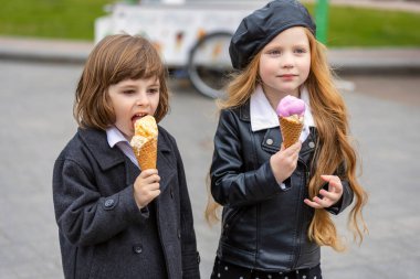 Çocuklar dondurma yiyor.