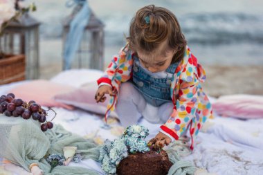 Çocuk elleriyle pasta yiyor.