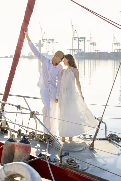 A couple is on a yacht — Stock Photo, Image