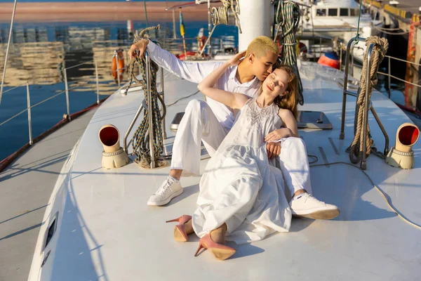 Couple assis sur un yacht — Photo