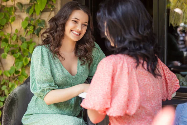 Mamma e figlia si siedono a tavola — Foto Stock