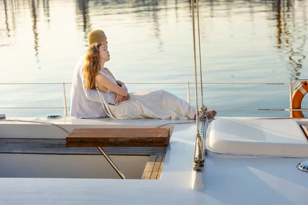 Coppia seduta su uno yacht — Foto Stock