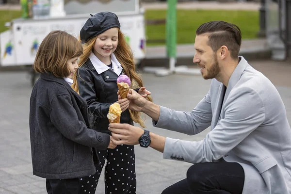 Man geeft ijs aan kinderen — Stockfoto