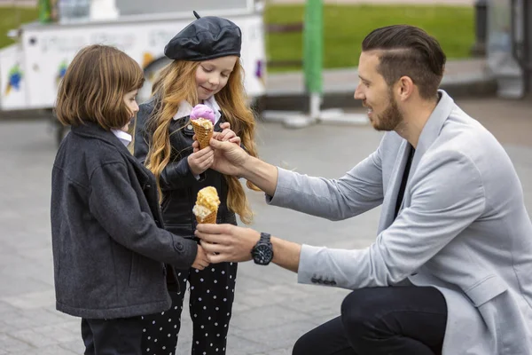 Man geeft ijs aan kinderen — Stockfoto