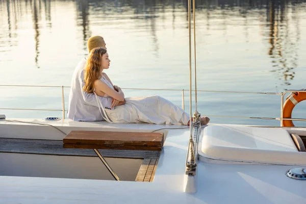 Couple assis sur un yacht — Photo