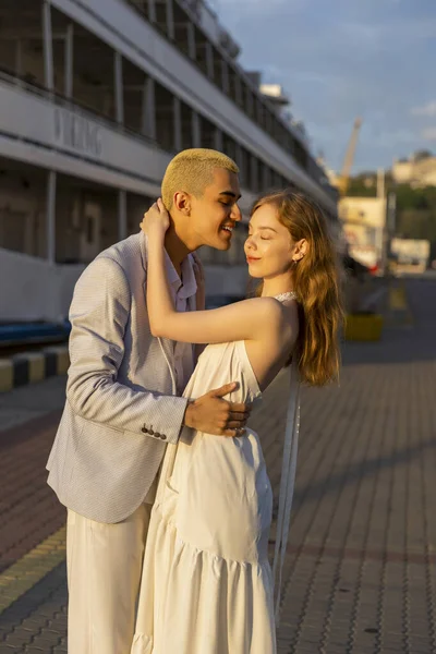 Jong koppel wandelen in de haven — Stockfoto