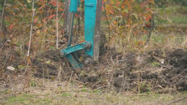 Escavatore operante sul campo — Video Stock