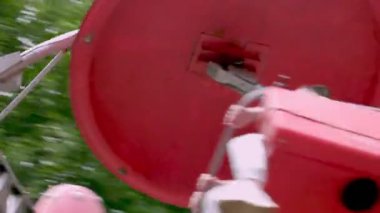 Anne ve kızı atlı karıncaya biniyor.