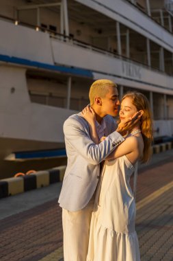 Limanda yürüyen genç bir çift.