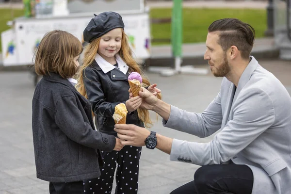 Man geeft ijs aan kinderen — Stockfoto