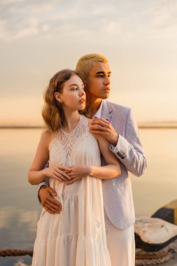 Limandaki genç çift.