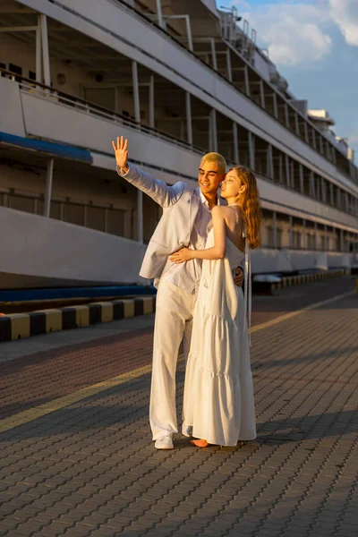 Jong koppel wandelen in de haven — Stockfoto