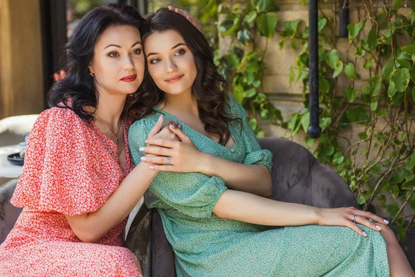 Mãe e filha estão sentados em um café de verão — Fotografia de Stock