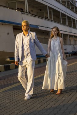 Limanda yürüyen genç bir çift.