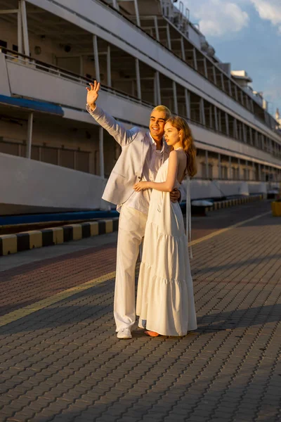 Joven pareja caminando en el puerto —  Fotos de Stock