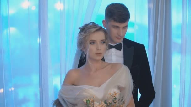 Жених и невеста с букетом — стоковое видео