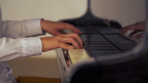 Il ragazzo suona il pianoforte — Video Stock