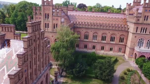 CHERNIVTSI, UCRANIA - 17 de septiembre de 2020: La residencia de la Universidad Nacional de Chernivtsi — Vídeos de Stock